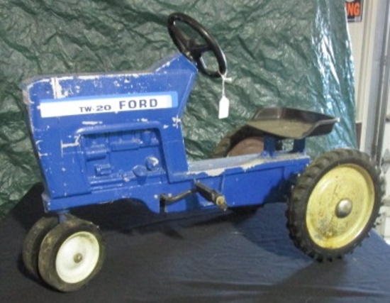 ERTL FORD TW 20 PEDAL TRACTOR