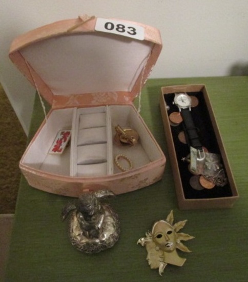 GROUP OF ITEMS, JEWELRY BOX AND PINS