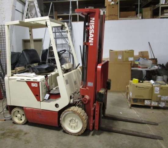 1992 NISSAN 50 ELECTRIC FORKLIFT WITH CHARGER, 3,950 LB. LIFT M02 SERIES