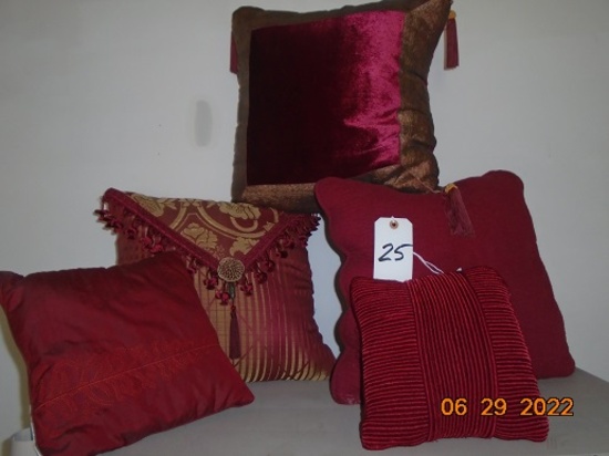 GROUP OF PILLOWS