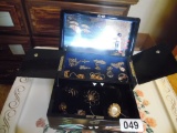 Jewelry box and jewelry