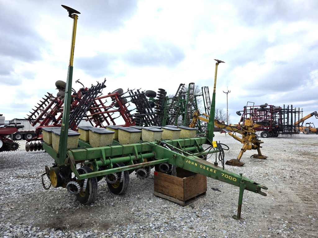  John Deere 7000