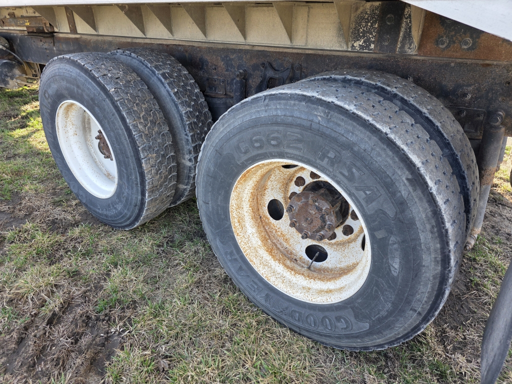 2000 International 4900