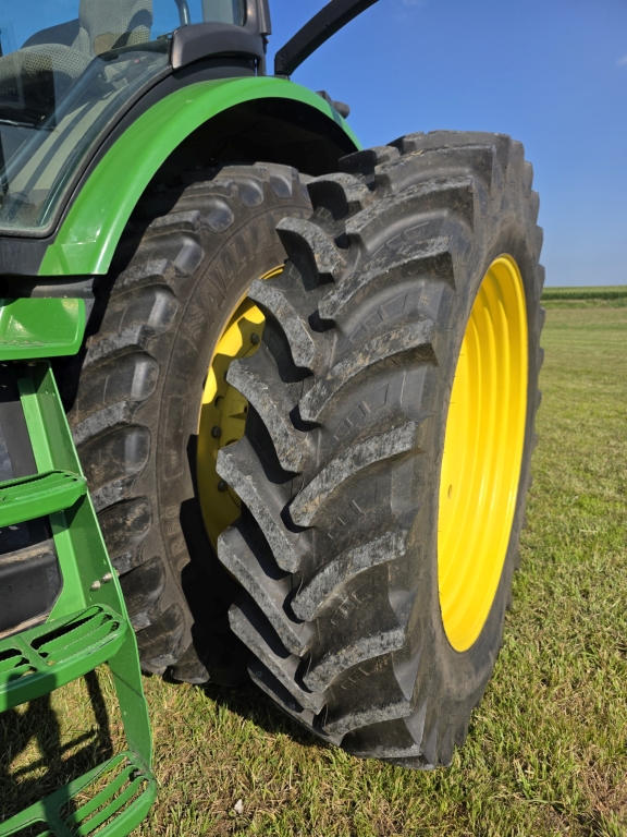 2011 John Deere 7230R