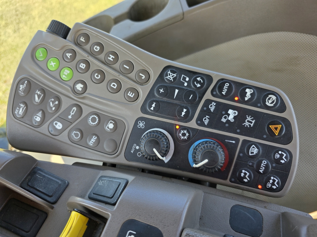 2011 John Deere 7230R