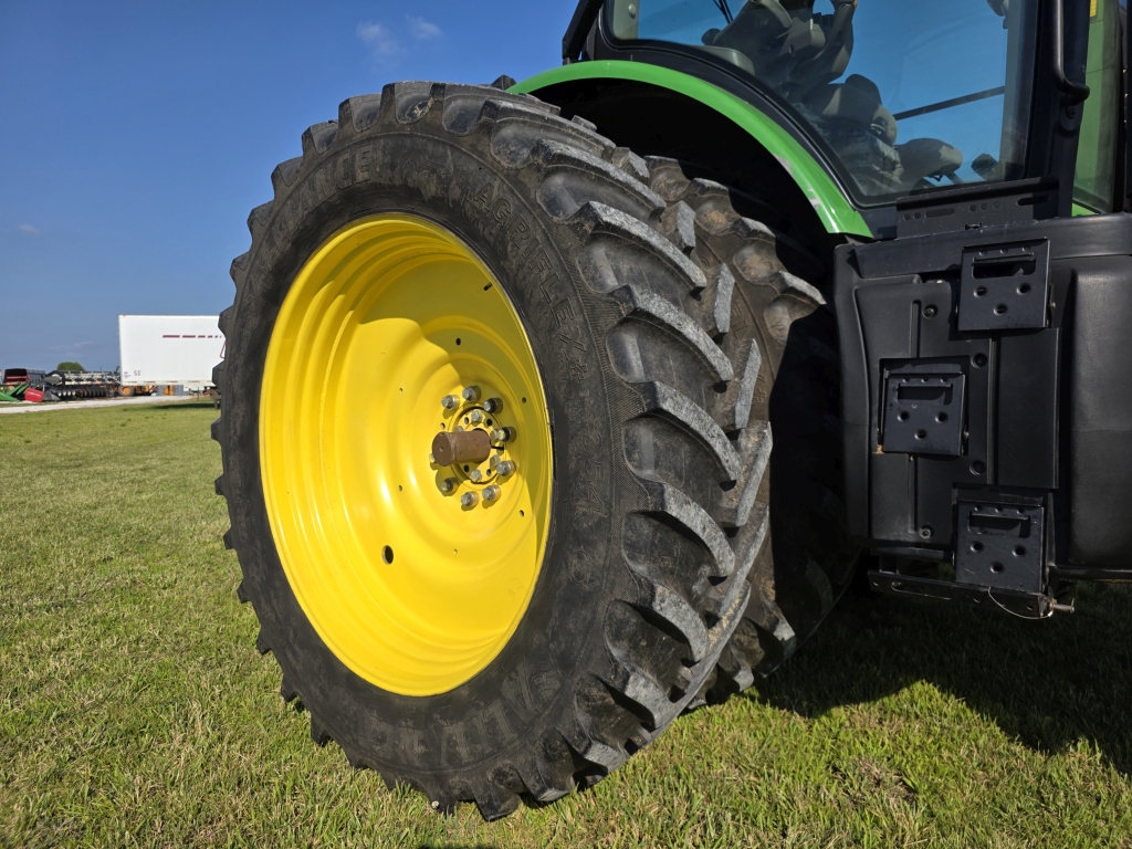 2011 John Deere 7230R