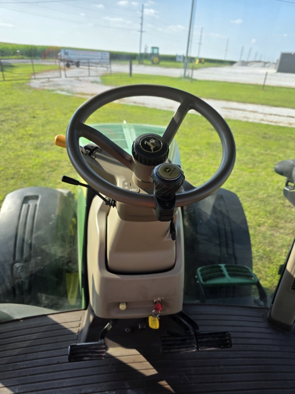 2011 John Deere 7230R