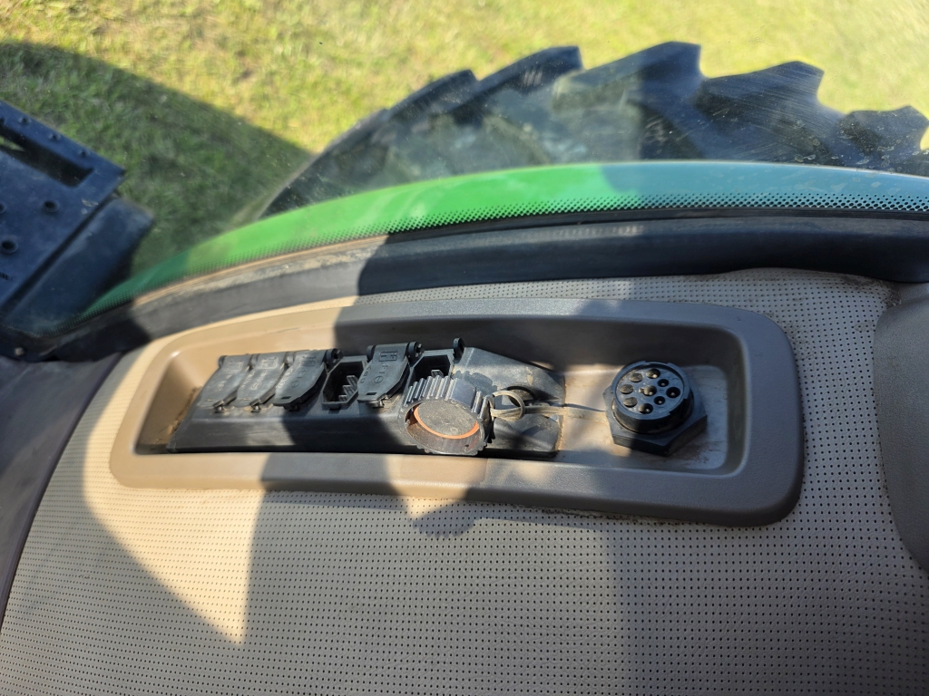 2011 John Deere 7230R