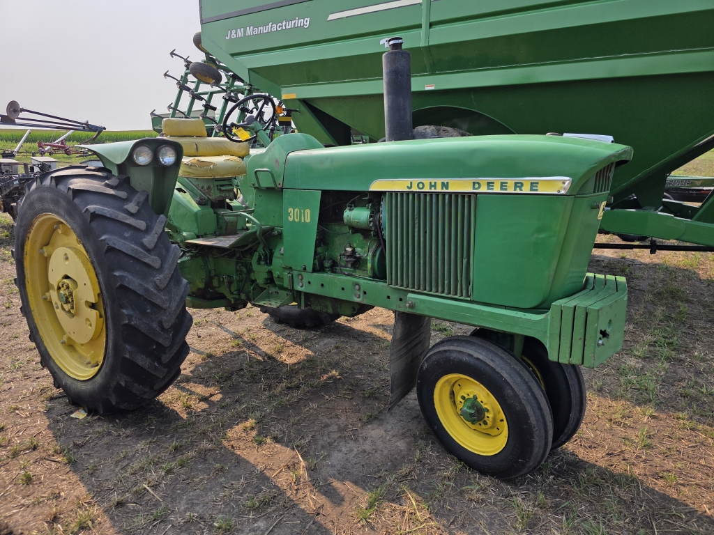 John Deere 3010