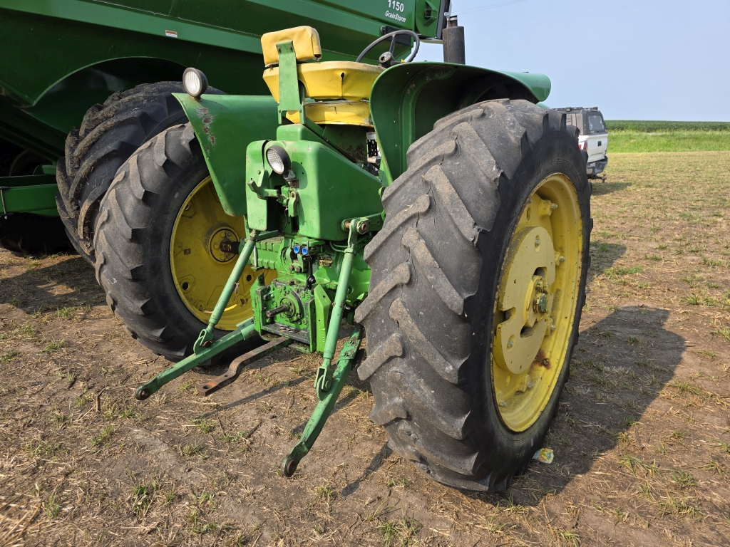 John Deere 3010