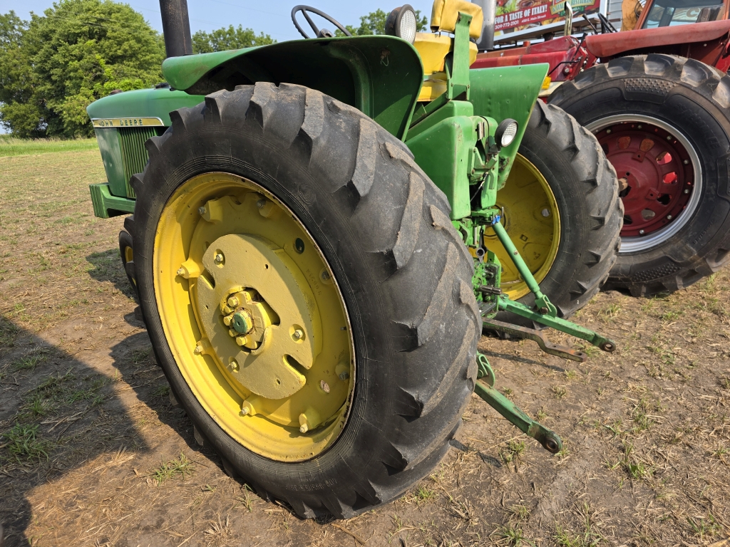 John Deere 3010