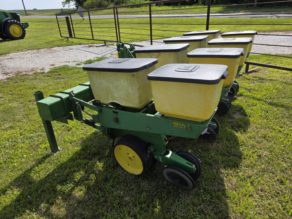 John Deere 7000