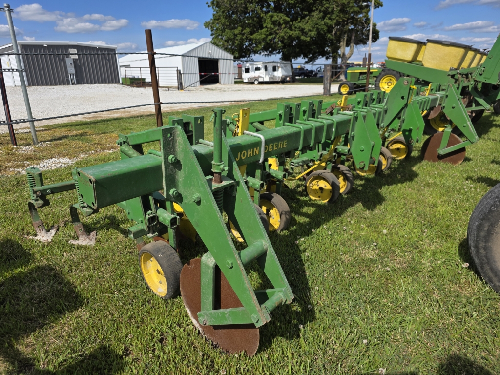 Photo of a  John Deere 825