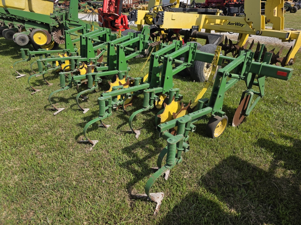 John Deere 825