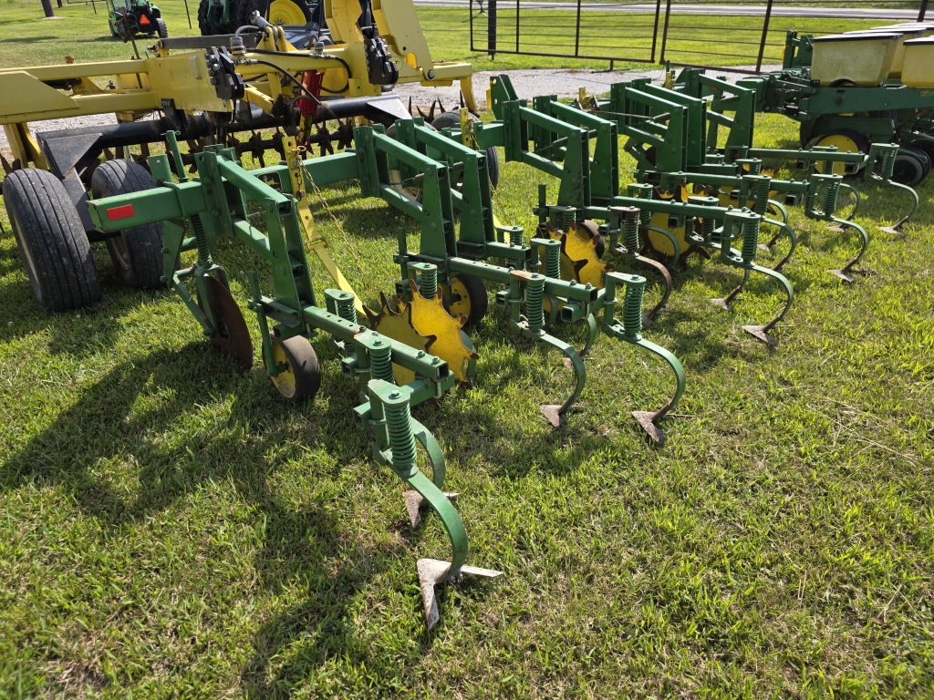 John Deere 825