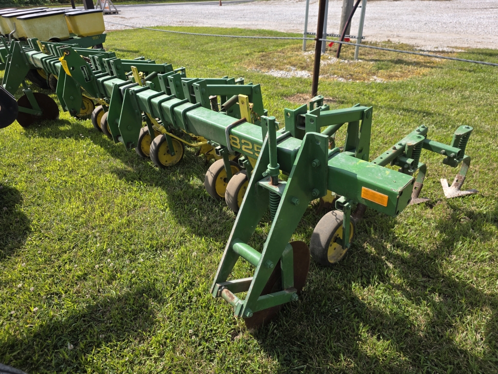 John Deere 825