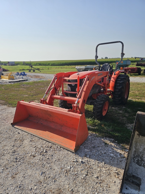Photo of a 2004 Kubota L3940