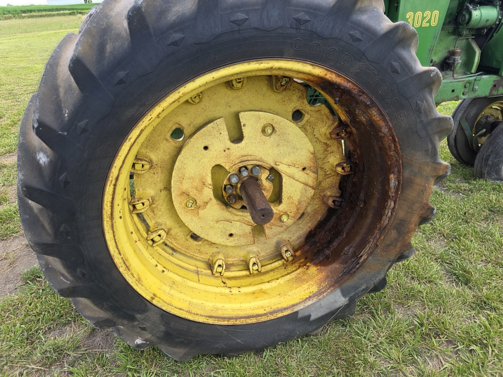 John Deere 3020