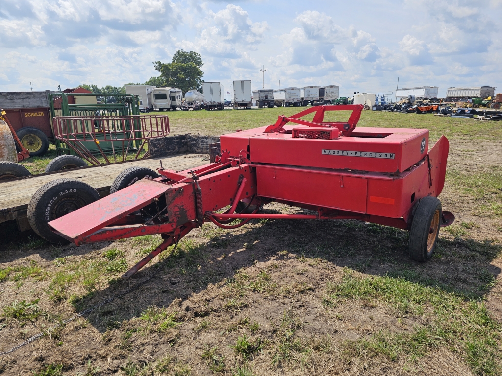 Massey Ferguson 12