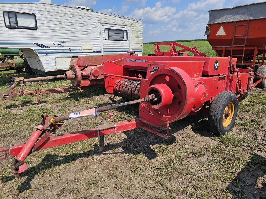 Massey Ferguson 12