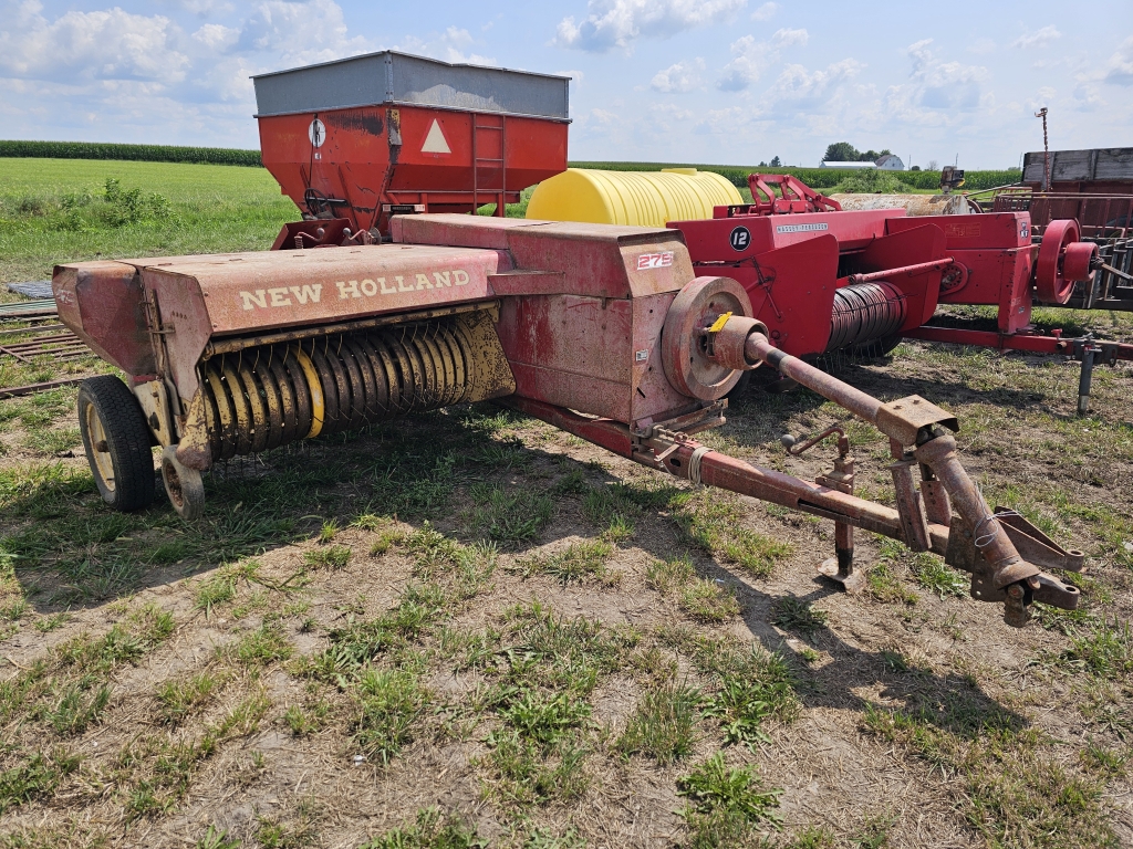 Photo of a  New Holland 275