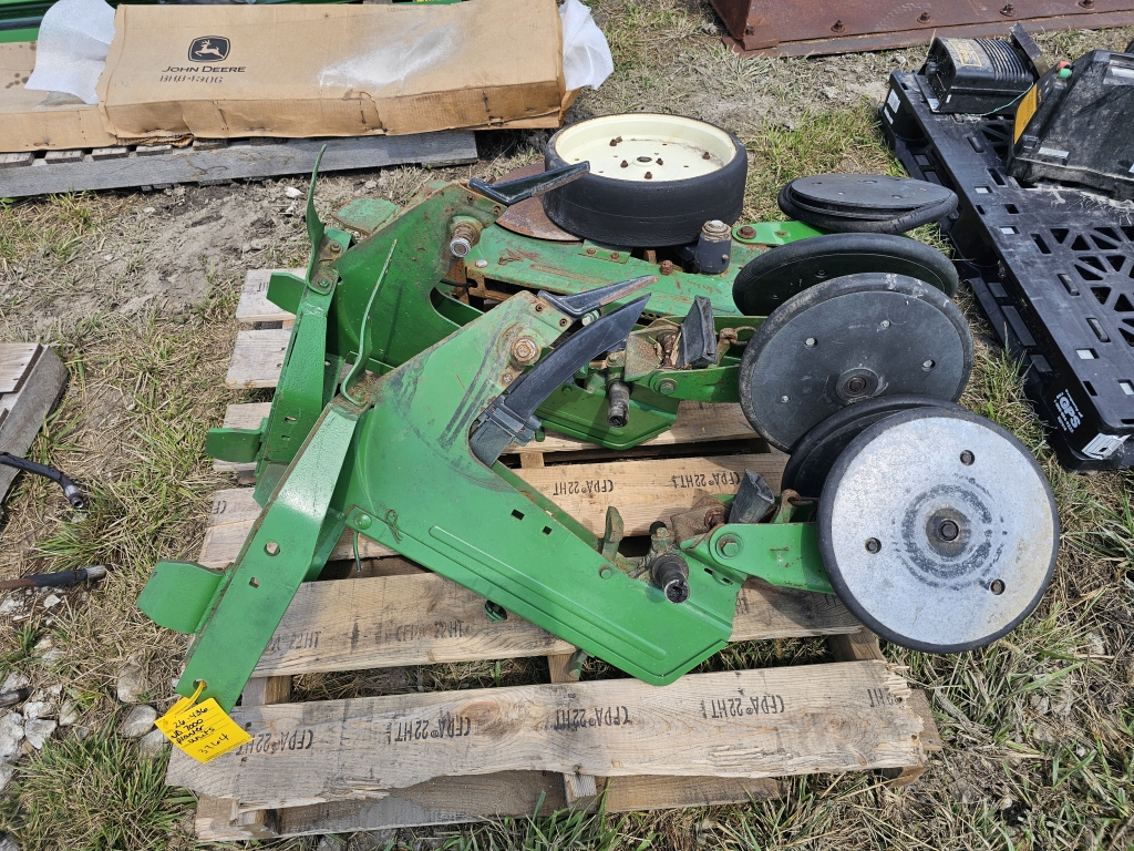 Photo of John Deere 7000