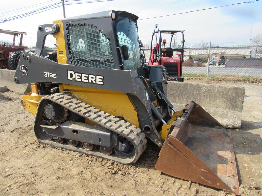 Photo of a  John Deere 319E