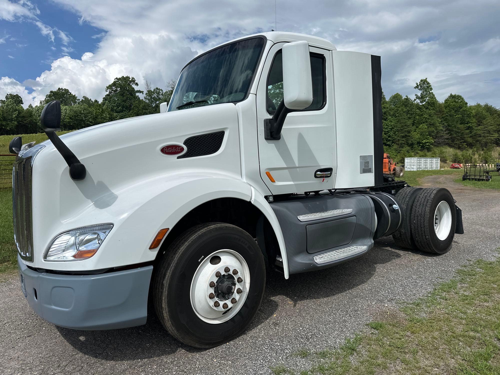 Photo of a 2015 Peterbilt 579