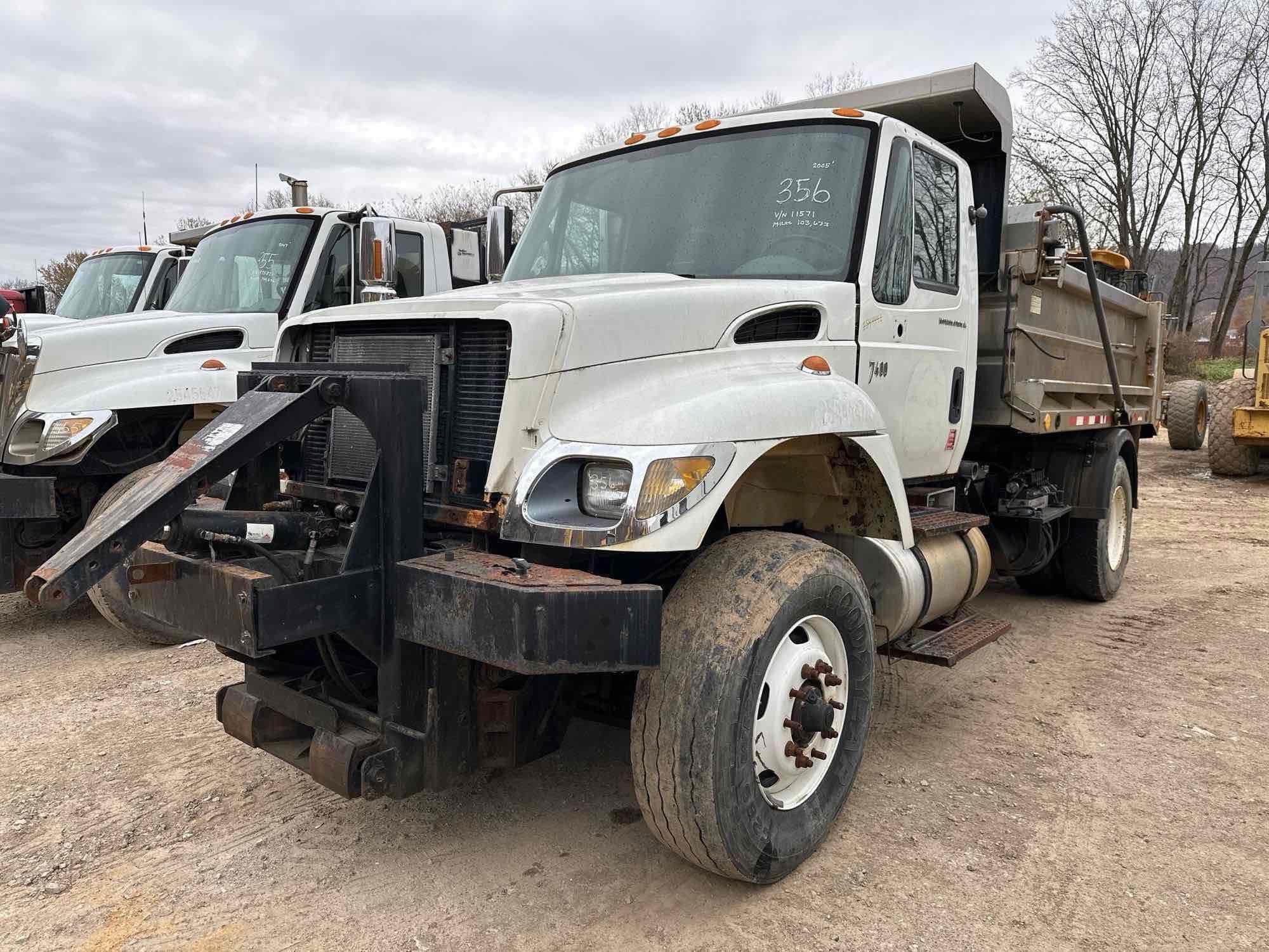Photo of a 2005 International 7400