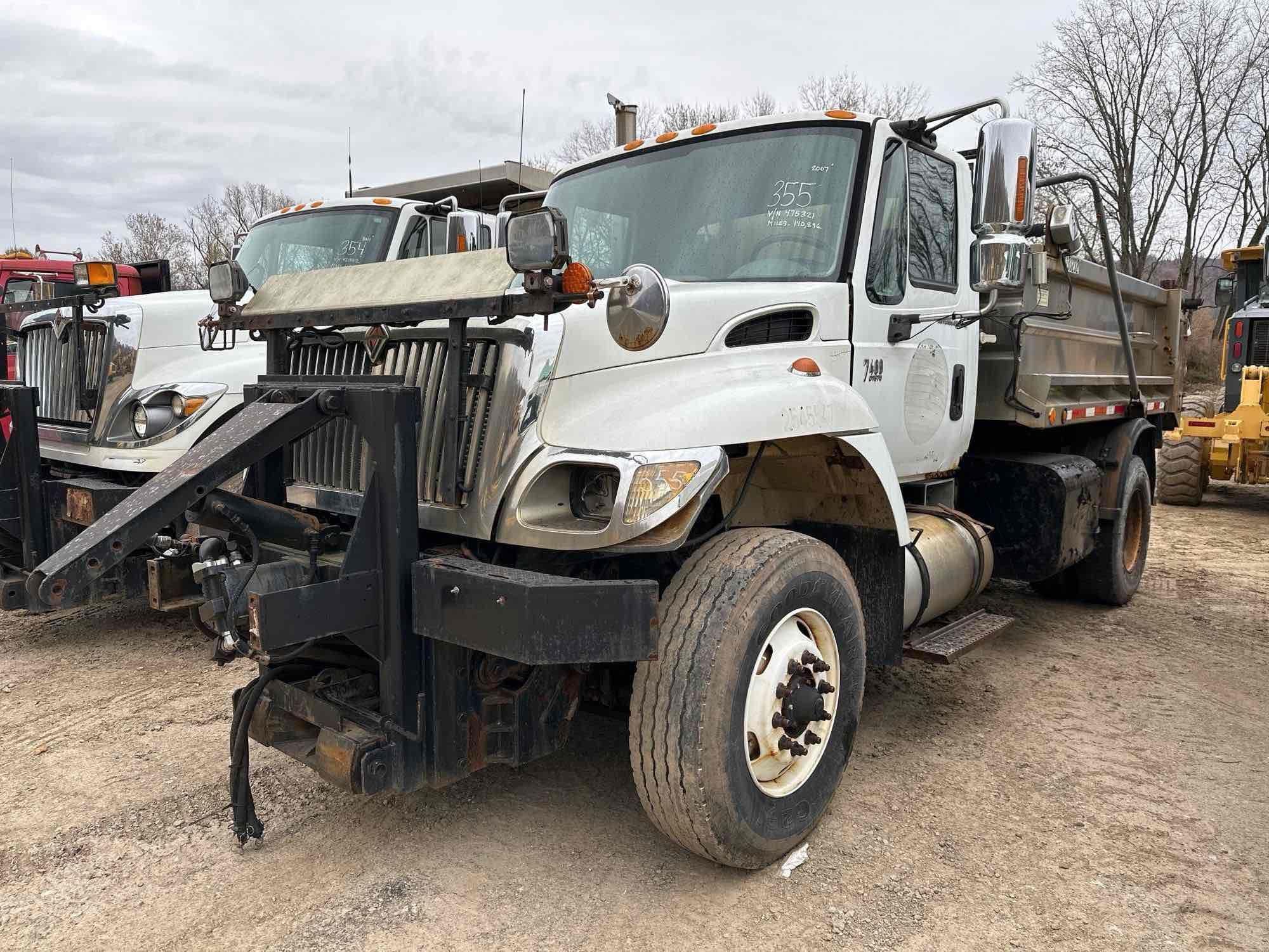 Photo of a 2007 International 7400