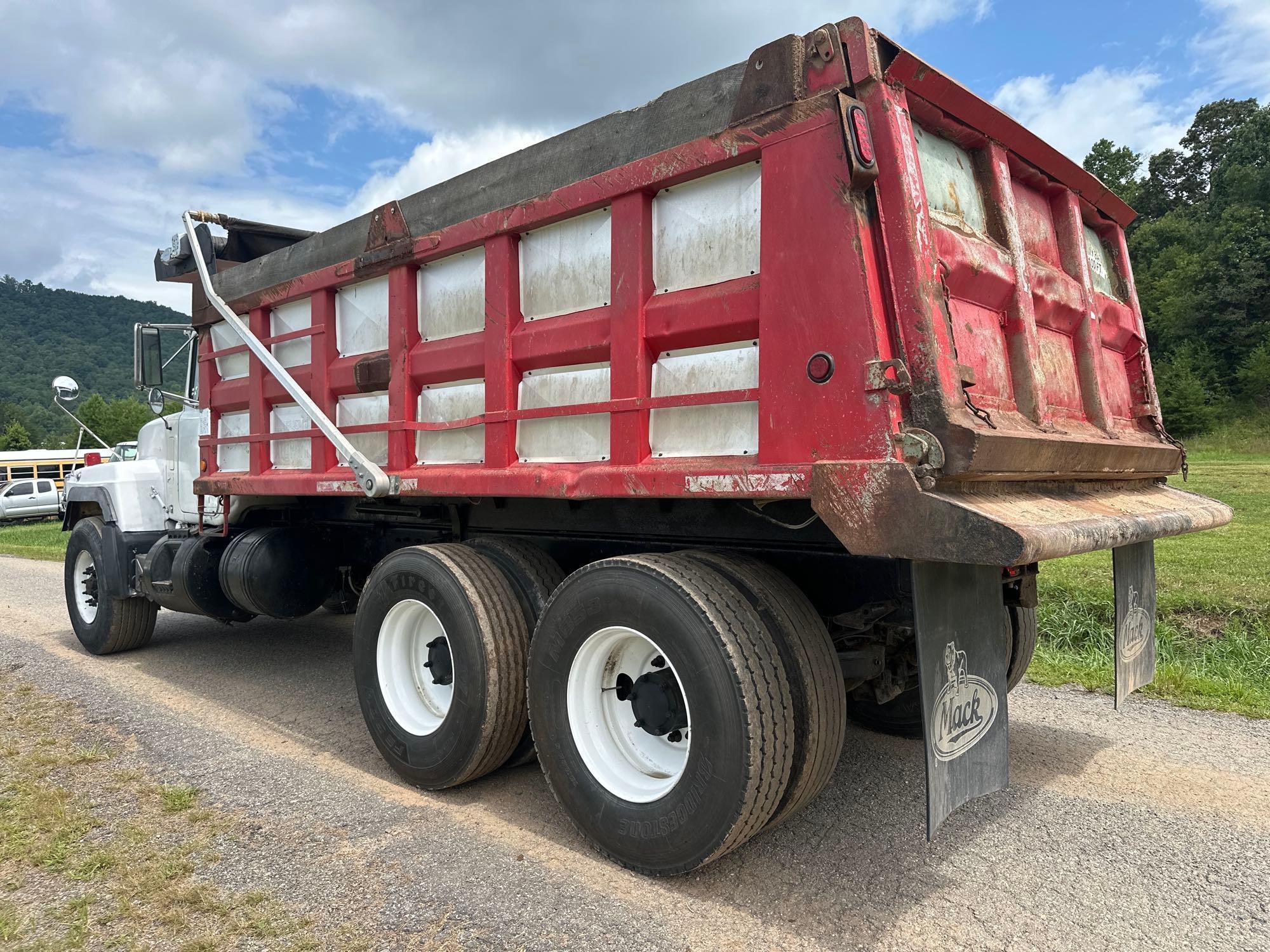 1999 Mack RD690S