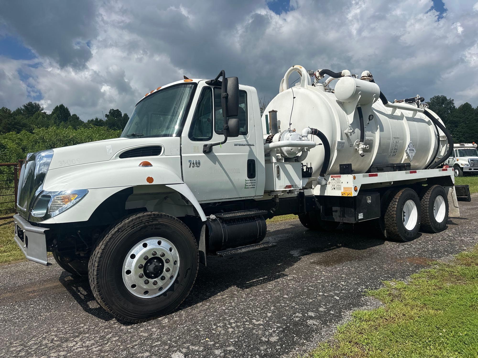 Photo of a 2005 International 7400
