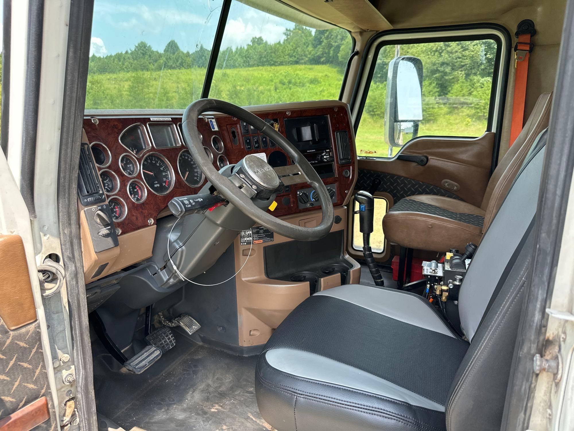 2016 Mack GU713