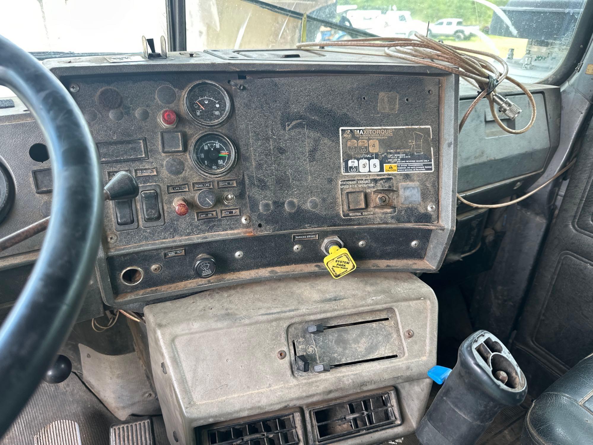 1999 Mack RD690S