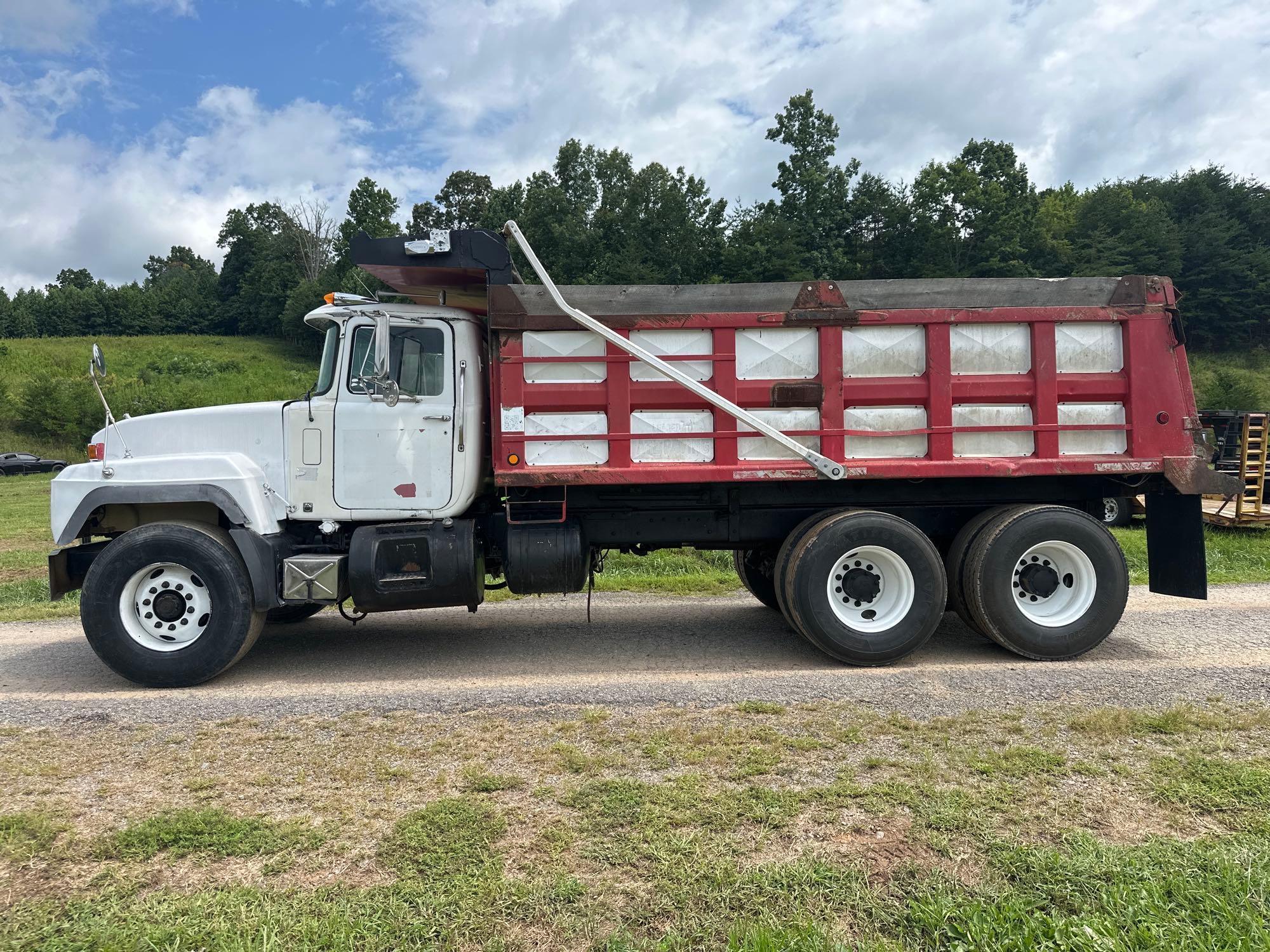 1999 Mack RD690S