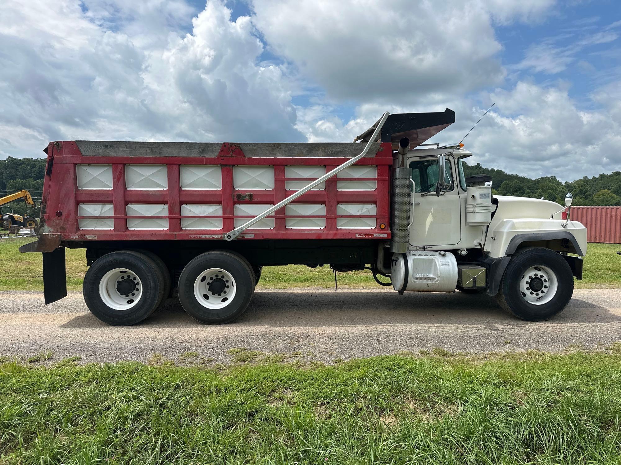1999 Mack RD690S