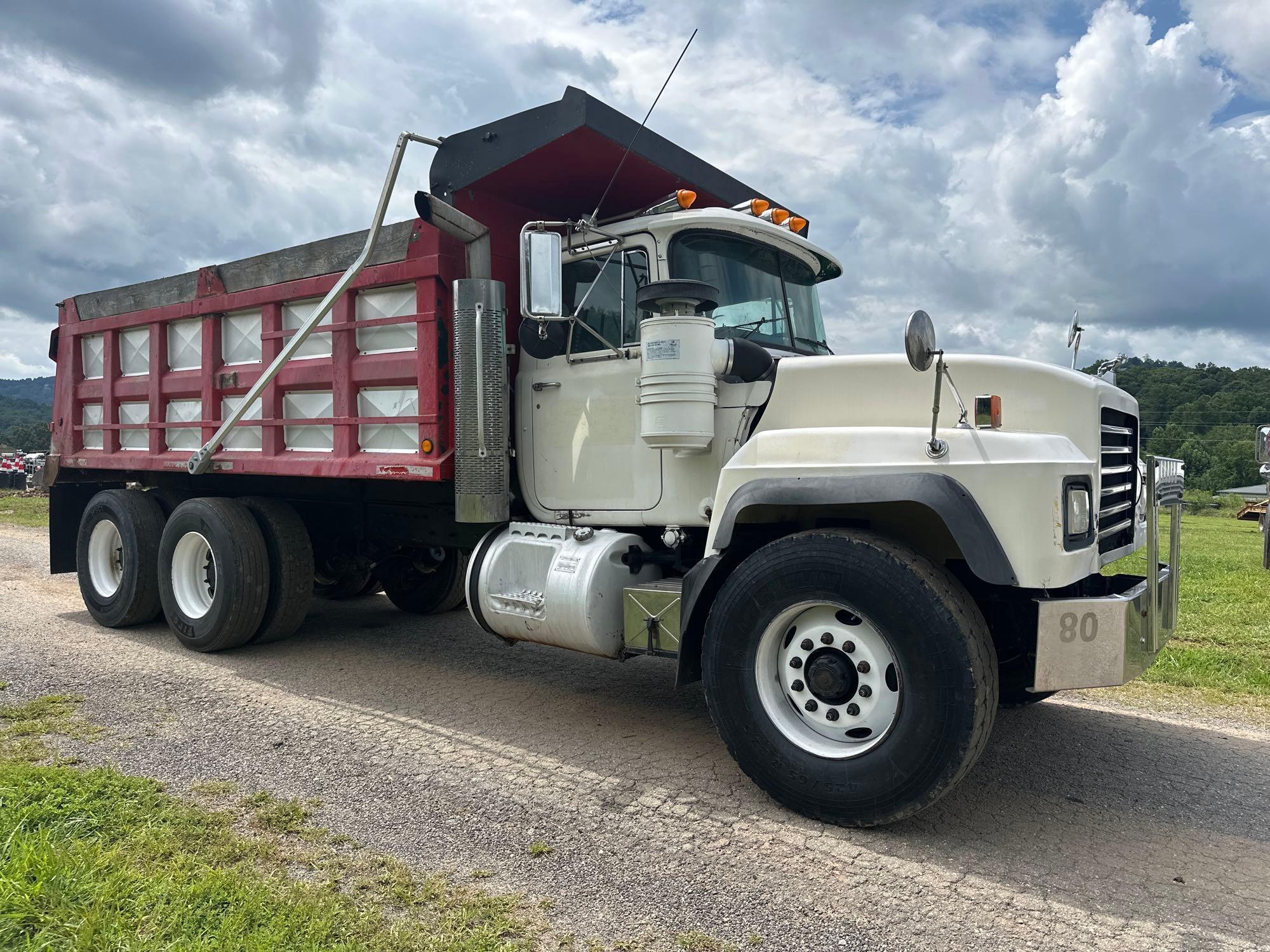 1999 Mack RD690S