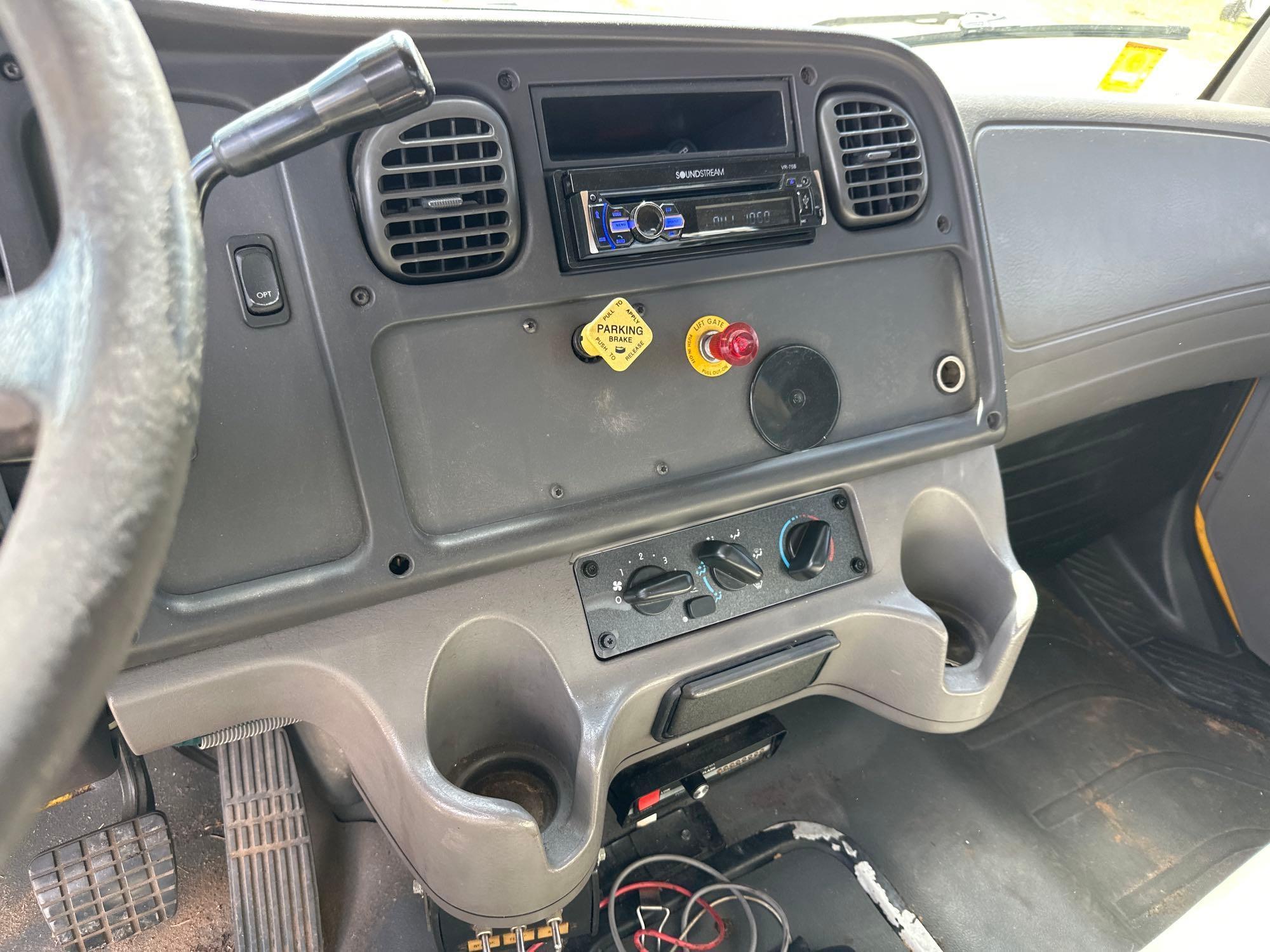 2006 Freightliner M2 106