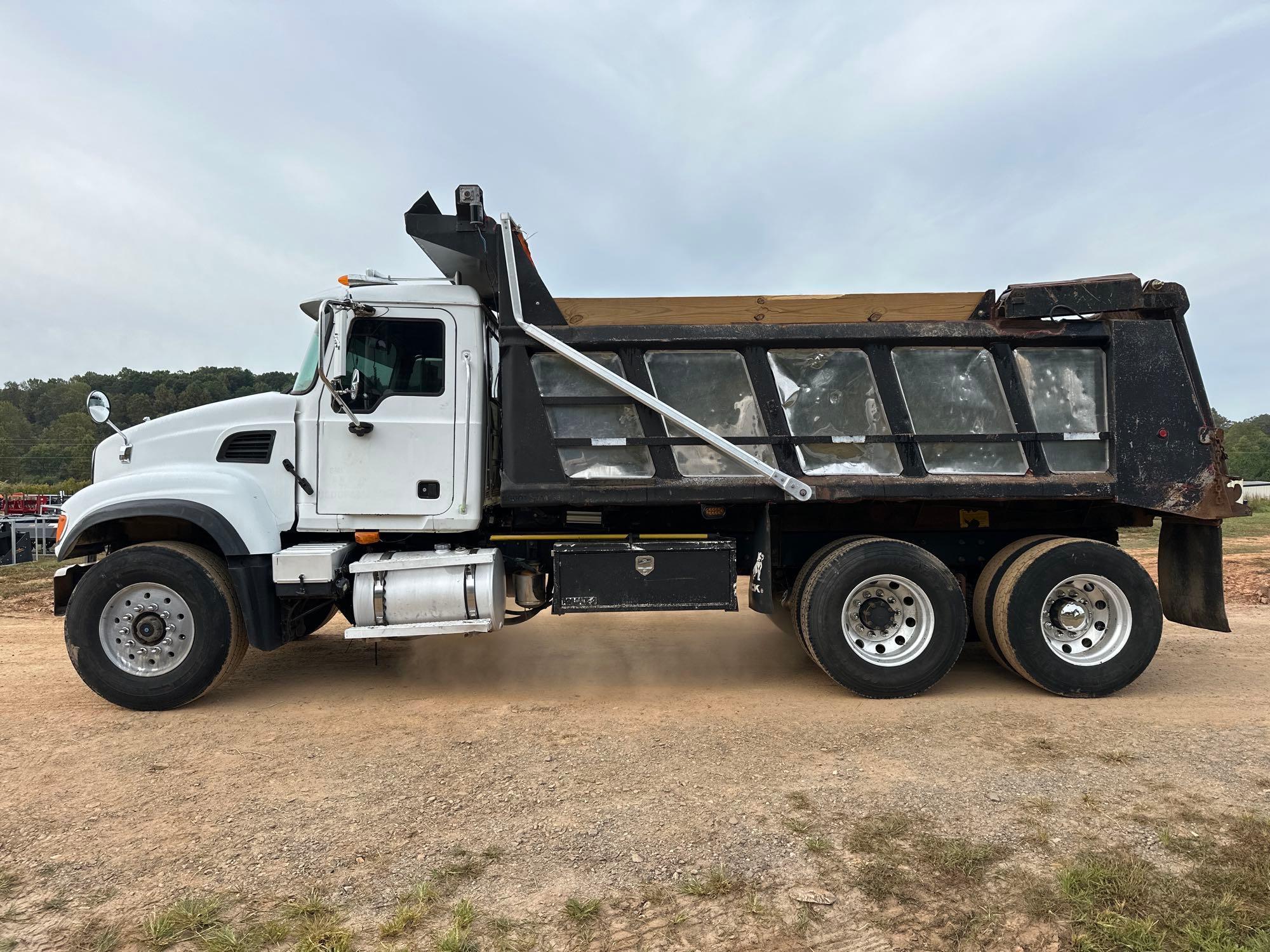 2004 Mack CV713