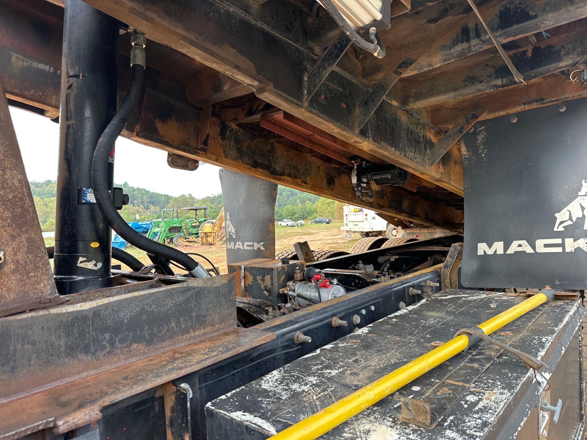 2004 Mack CV713