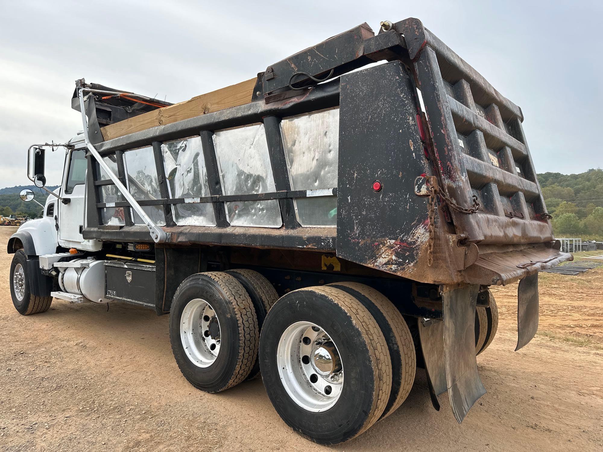 2004 Mack CV713