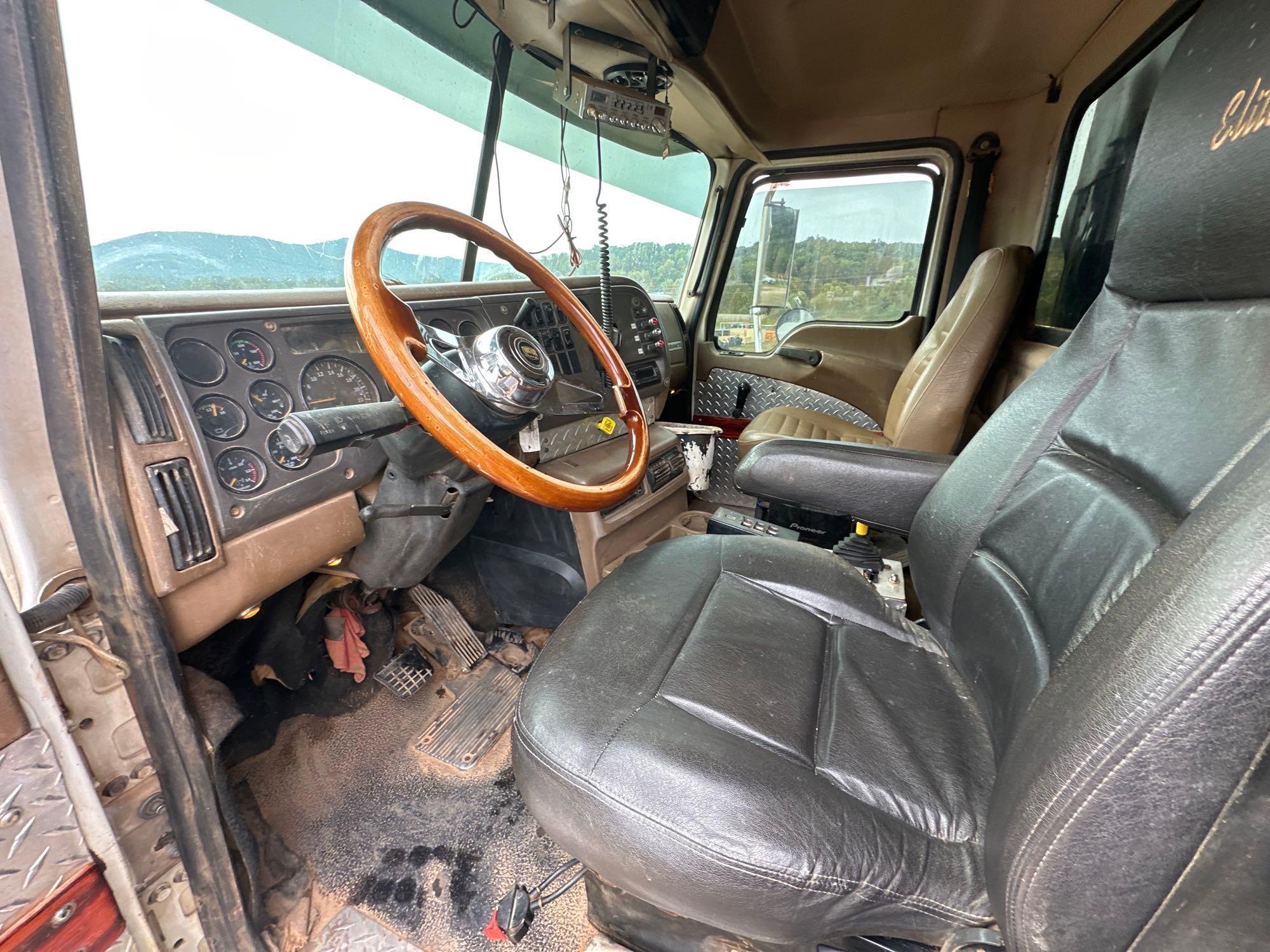 2004 Mack CV713