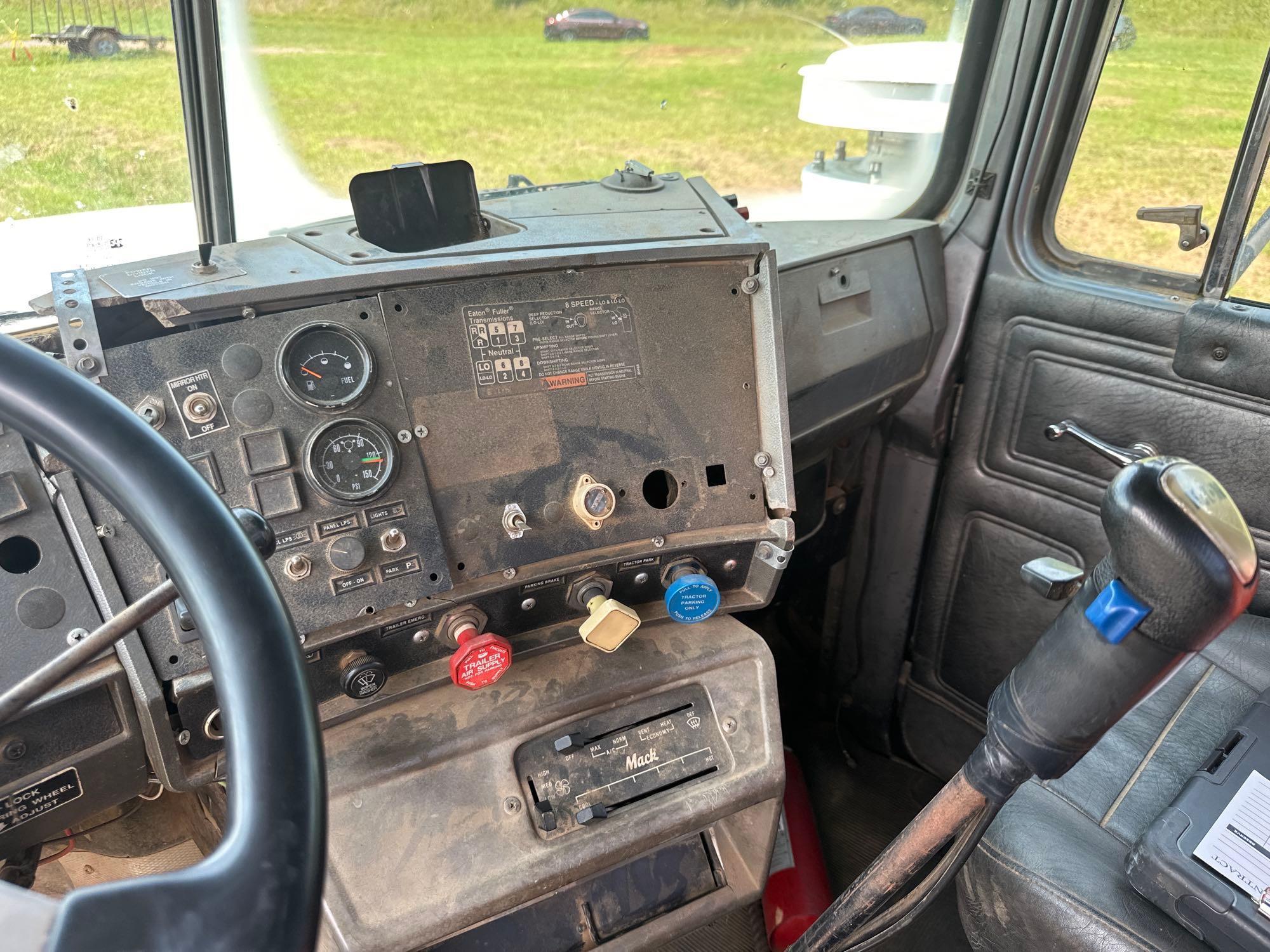 1999 Mack RD688S