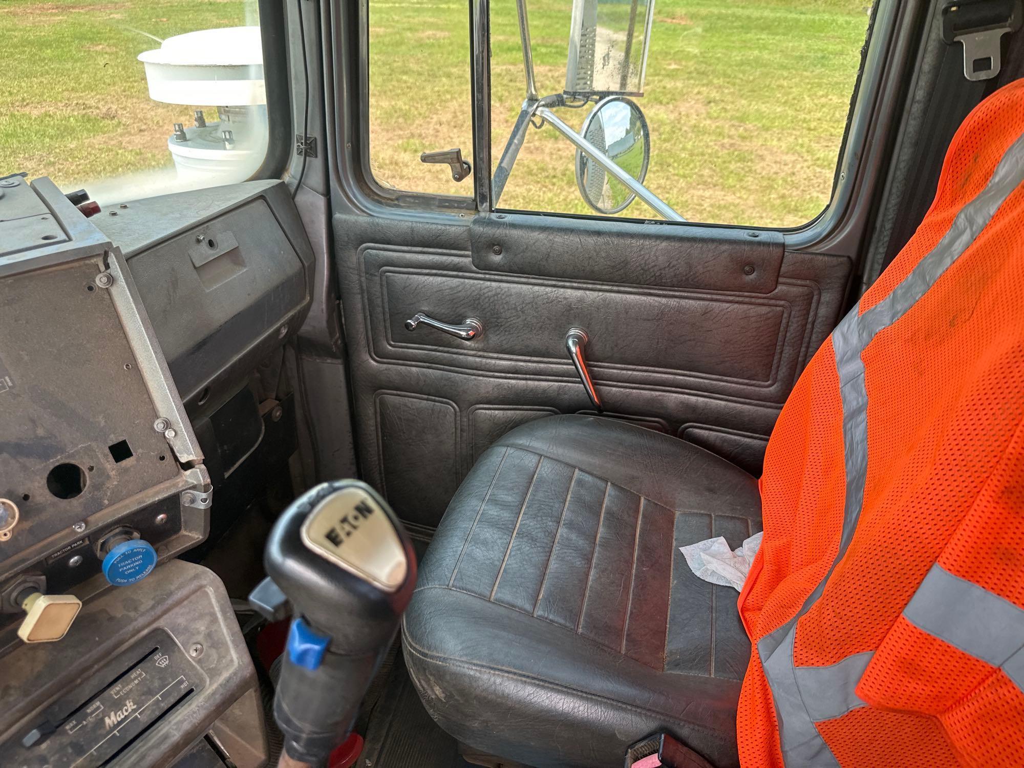 1999 Mack RD688S