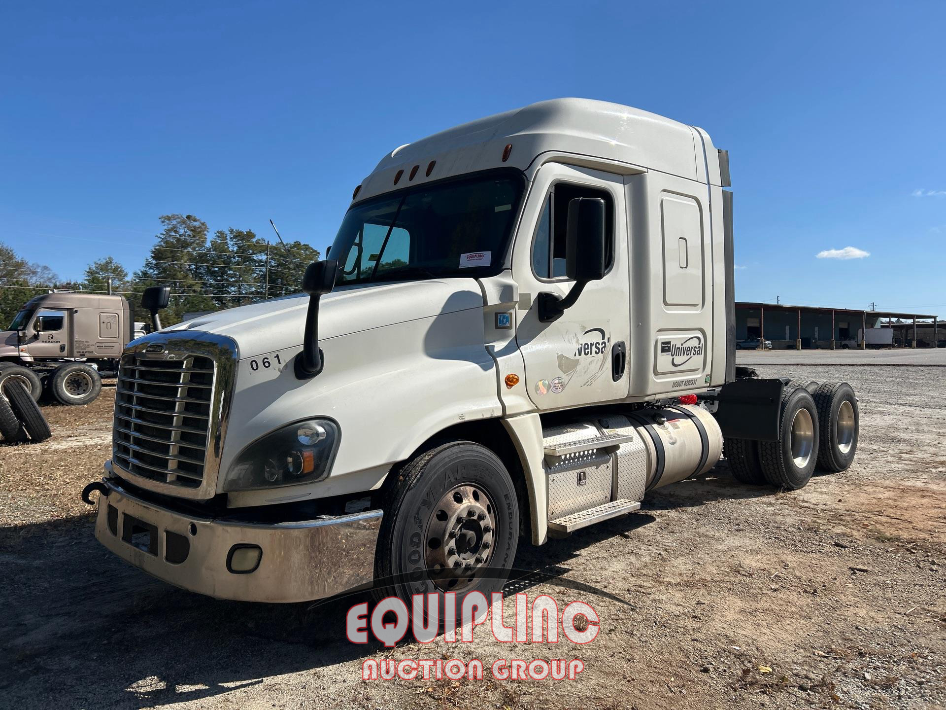 2016 FREIGHTLINER CASCADIA TANDEM AXL MID ROOF SLEEPER TRUCK