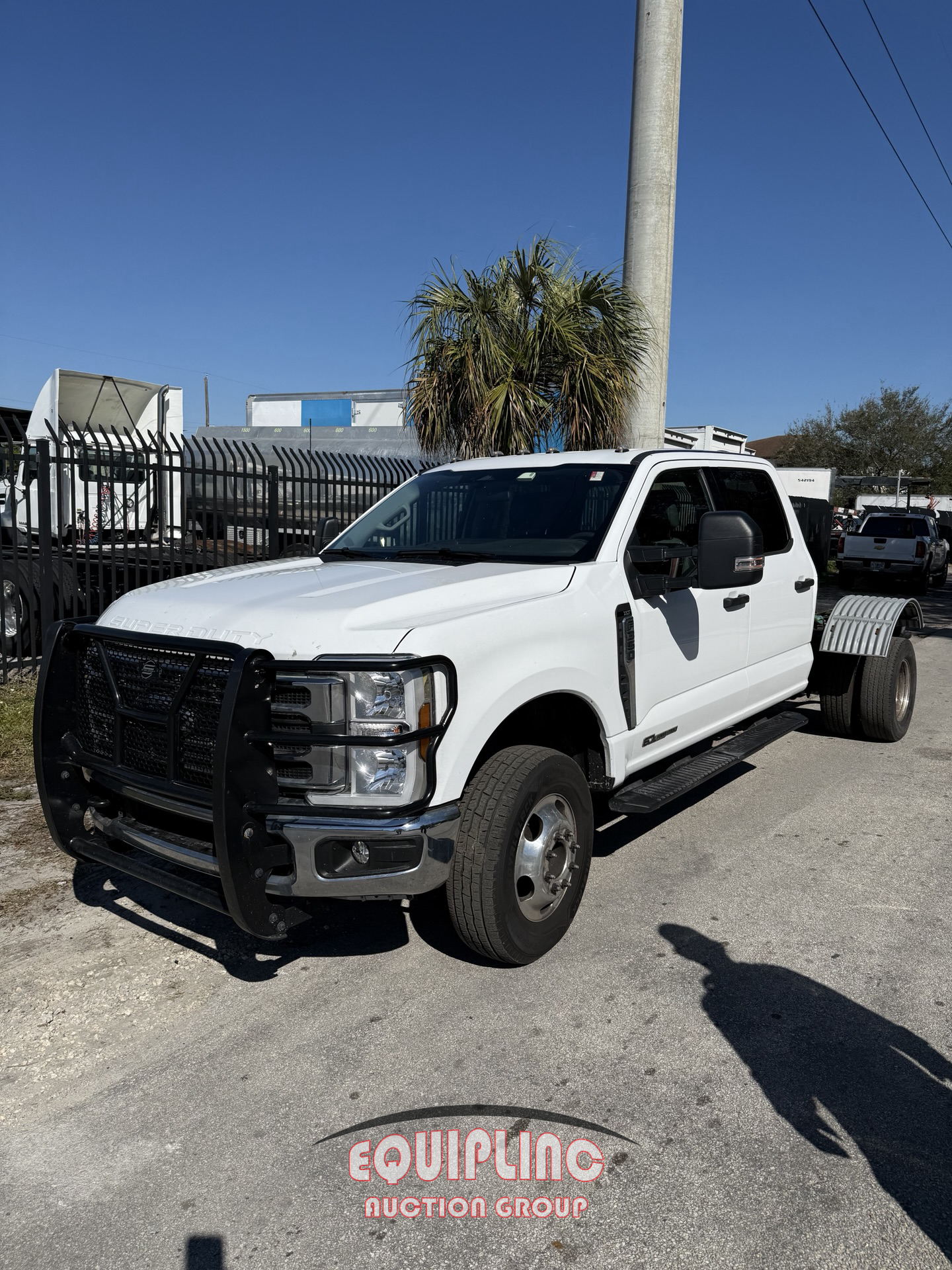 2024 FORD F350 4X2 CREW CAB & CHASSIS PICKUP TRUCK