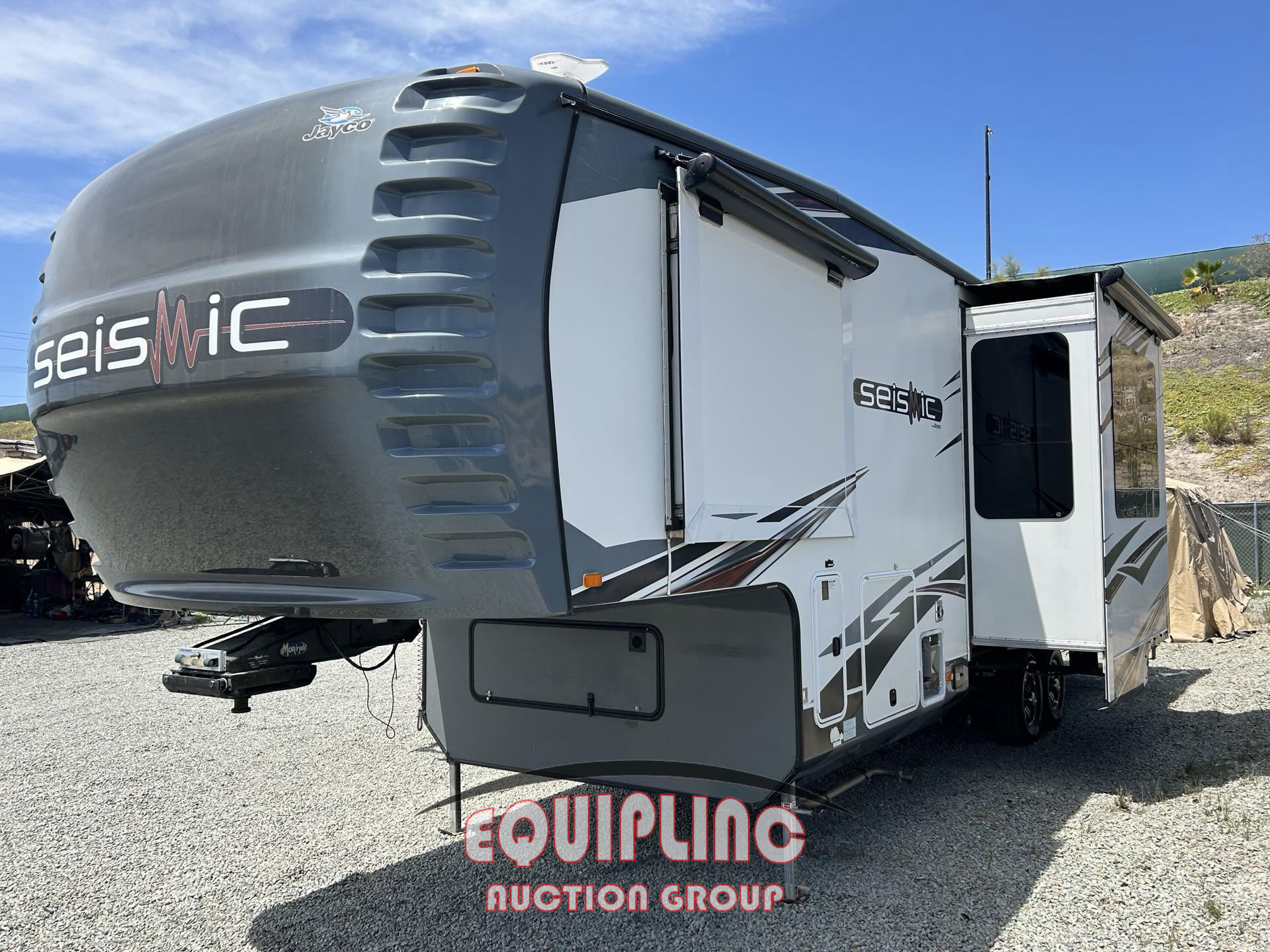 2013 JAYCO SEISMIC  3210 32FT TOY HAULER