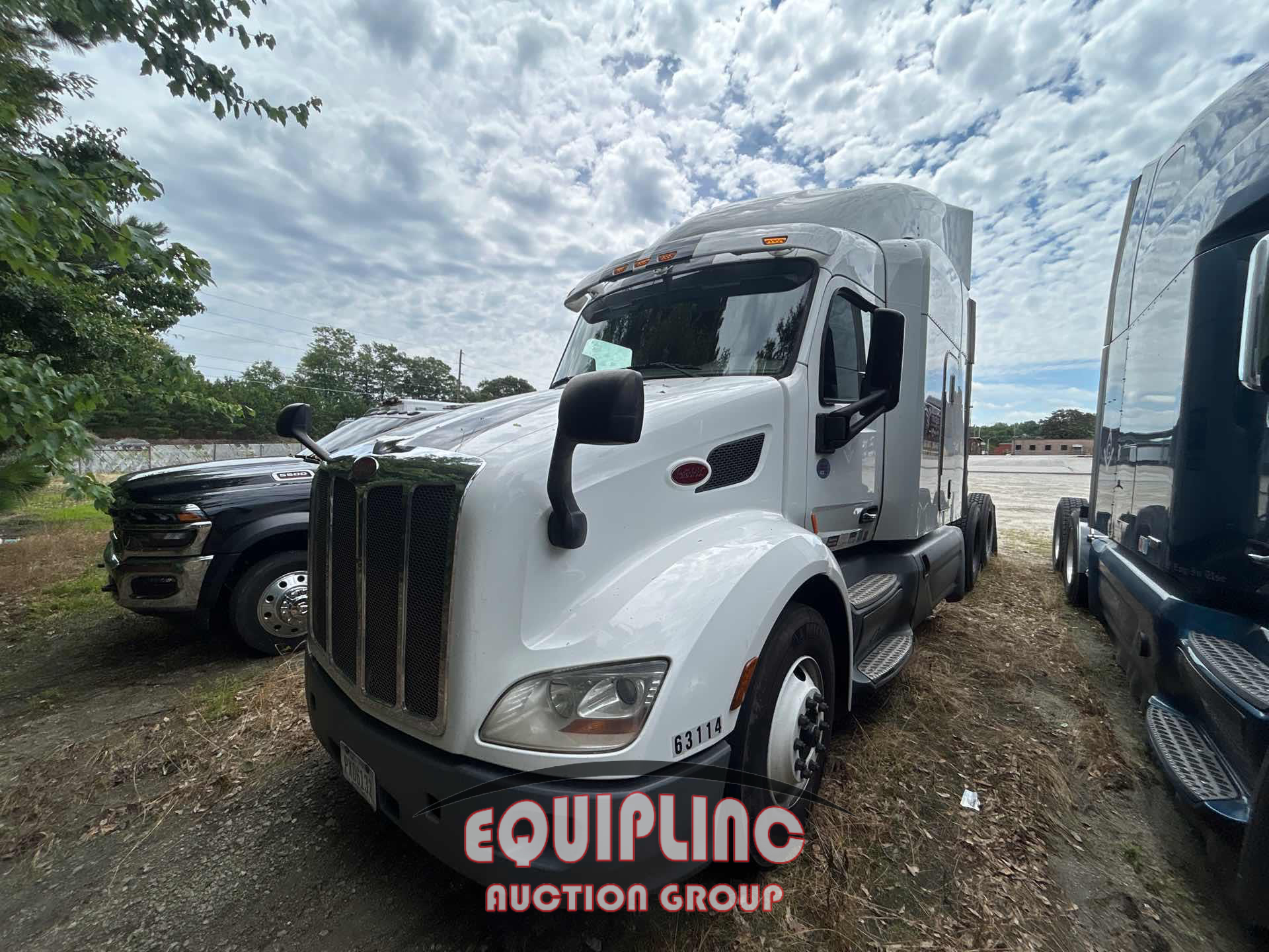 2019 FREIGHTLINER CASCADIA 6X4 T/A SLEEPER TRUCK