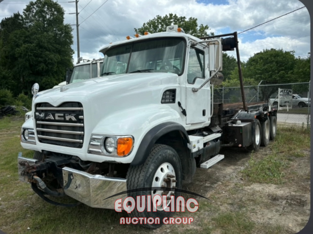 2007 MACK CV713 TRI/AXLE ROLLOFF TRUCK