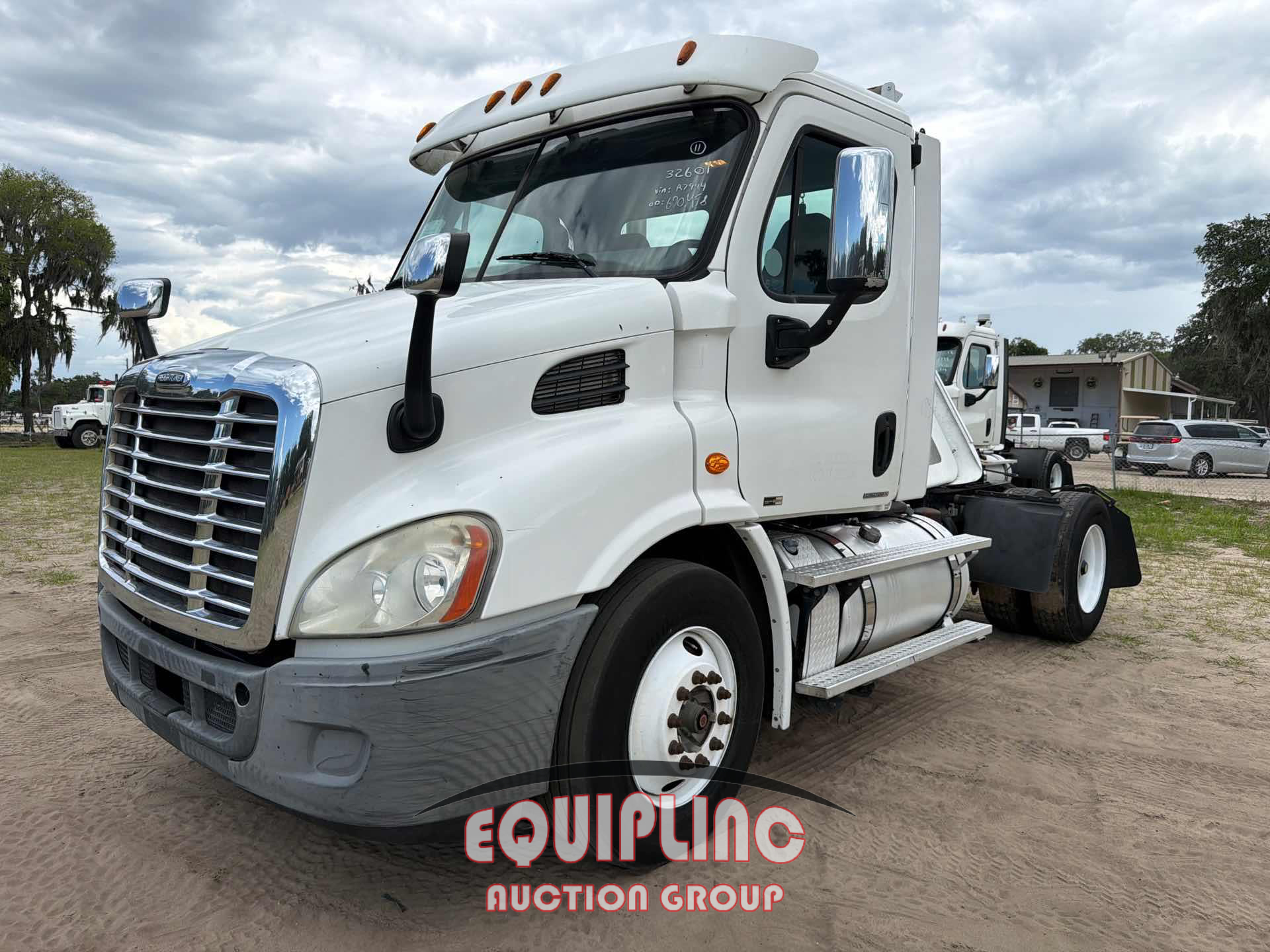 2011 FREIGHTLINER CASCADIA SINGLE AXLE DAY CAB TRUCK TRACTOR